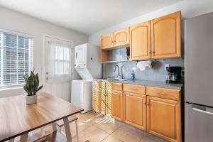 Golden Hill Hideaway Stylish, Central, and Cozy