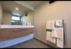 3 Bedrooms Modern, Spacious Stackbrae Home