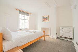 Stylish 3-Bed Apartment in Prime Fulham Location