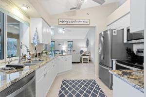 Villa Avery - Fenced modern home welectric-heated pool; Great for families & pets! - SWFL Rentals