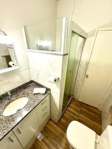 Apartamento a 1 Quadra da Praia de Copacabana – Conforto e Localização Perfeita