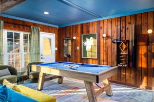 Sleeps 18 Basketball Court Heated Pool Games