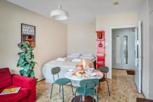 Vibrant and Central w Netflix, WiFi, 200m tram and bus
