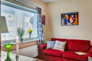 Vibrant and Central w Netflix, WiFi, 200m tram and bus