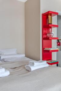 Vibrant and Central w Netflix, WiFi, 200m tram and bus