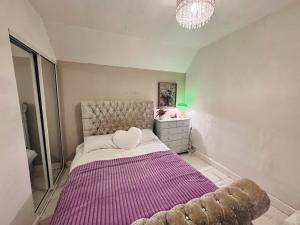 Bright 3 bedroom house with private garden near Edinburgh - Woodside home