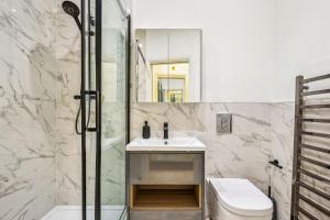 Luxury 2-Bed Apartment Steps from Oxford Street