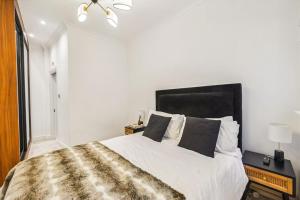 Luxury 2-Bed Apartment Steps from Oxford Street