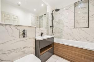 Luxury 2-Bed Apartment Steps from Oxford Street