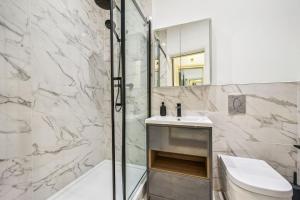 Luxury 2-Bed Apartment Steps from Oxford Street