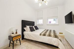 Luxury 2-Bed Apartment Steps from Oxford Street