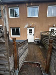 Tvåplans lägenhet med uteplats!