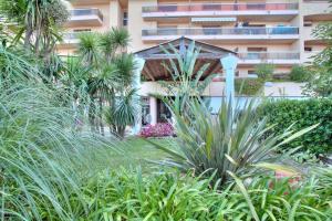 GOLFE JUAN, Cosy T3 , piscine , parking