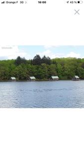 Chalets flottants lac saint Étienne Cantales