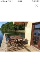 Maisons d'hotes Chalets flottants lac saint Etienne Cantales : photos des chambres