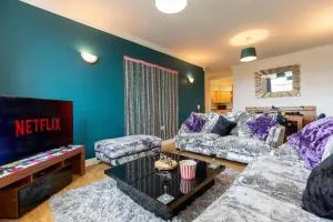 Town Centre Spacious Apartment with Private Parking - Middlesbrough