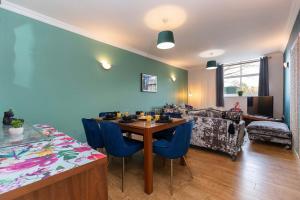 Town Centre Spacious Apartment with Private Parking