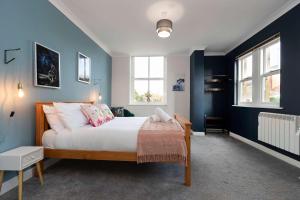 Town Centre Spacious Apartment with Private Parking