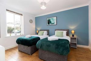 Town Centre Spacious Apartment with Private Parking