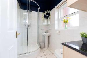 Town Centre Spacious Apartment with Private Parking