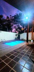 Casa com piscina -100 metros da praia.