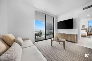 Luxury Downtown 2 BR with Skyline Panorama