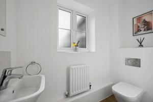 Beautiful 4-Bed Detached House - Pool table - Superfast Wi-Fi - Driveway for two vehicles