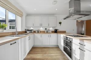 Beautiful 4-Bed Detached House - Pool table - Superfast Wi-Fi - Driveway for two vehicles