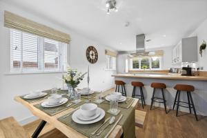 Beautiful 4-Bed Detached House - Pool table - Superfast Wi-Fi - Driveway for two vehicles