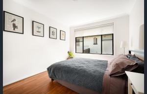 Spacious King Bed Three Bedroom Home 5 Minutes Walk To Three Sisters