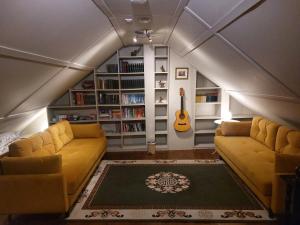 Stunning 5BR Royal Mile Penthouse