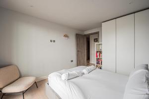 Modern 2 Bed Flat in Battersea Close to Transport