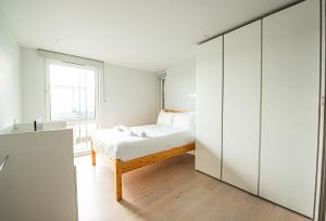 Modern 2 Bed Flat in Battersea Close to Transport