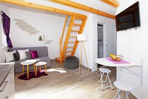 Family friendly house with a swimming pool Bol, Brac - 23787