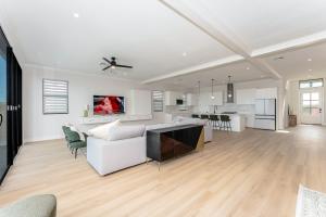 Waterfront Home with Pool Spacious Bay , Sleeps 16