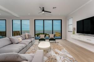 Waterfront Home with Pool Spacious Bay , Sleeps 16