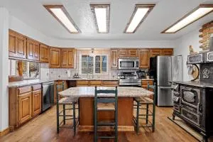 Scotts Landing - close to town - large driveway - deck - fireplace - Lowman