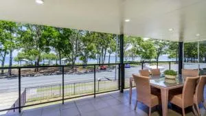 Waterfront Retreat with room for a boat - Welsby Pde, Bongaree - Bongaree