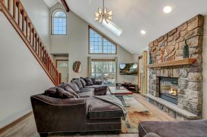 Locust Lake Livin Hot Tubfire Pitskiingpets - 4hvězdičkové hotely ve městě Pocono Lake