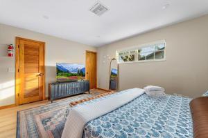 All King Beds & TVs in Every Room, Perfect for Large Groups