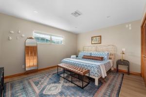 All King Beds & TVs in Every Room, Perfect for Large Groups
