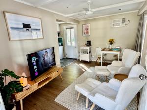 AMAZING location! 1 min stroll to Beach & Sea Views!
