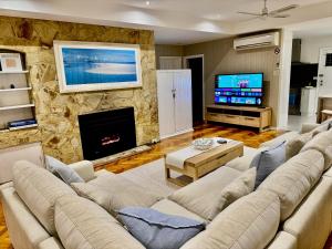 AMAZING location! 1 min stroll to Beach & Sea Views!