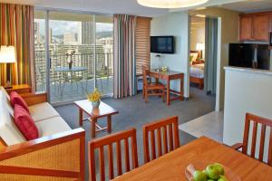Ocean View 1 BR Corner Unit Steps to Waikiki Beach