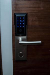 2 BR Air condo Makati Penthouse SwimGym 300Netflix 5249