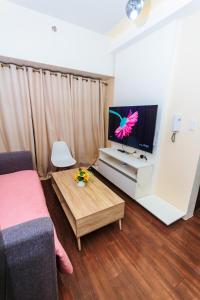 2 BR Air condo Makati Penthouse SwimGym 300Netflix 5249