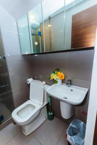 2 BR Air condo Makati Penthouse SwimGym 300Netflix 5249