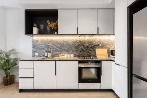 Brand New 2BR Apt at Mel CBD