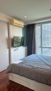 Spacious Sukhumvit Condo near EmQuartier