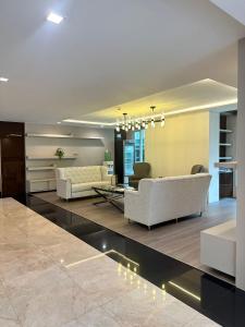 Spacious Sukhumvit Condo near EmQuartier